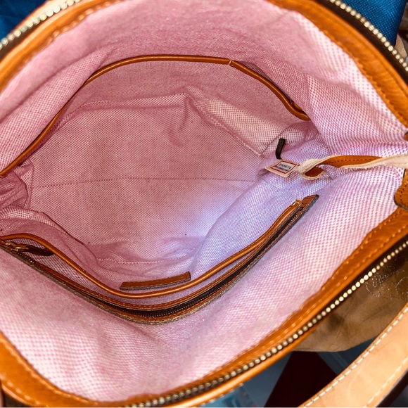 GUC Dooney and Bourke classic style shoulder bag. - Picture 6 of 6